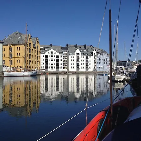 Center - Modern 80-m2 Flat With 3 Bedrooms Alesund