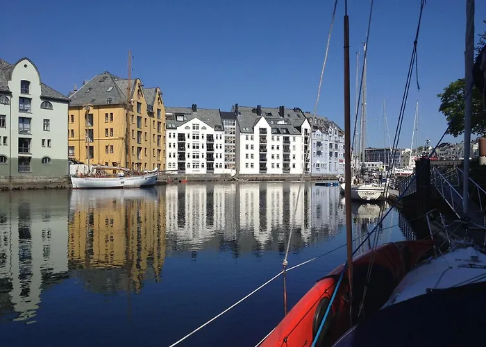 Center - Modern 80-m2 Flat With 3 Bedrooms Ålesund